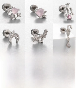 Detalle de los pendientes de cartílago de 0,8x6mm en acero titanio con circonitas y luna