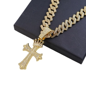 Collier pendentif croix couronne dorée avec strass et chaîne à maillons cubains
