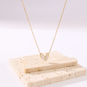 Collana in acciaio inossidabile placcato oro 18k con ciondolo a cuore asimmetrico e madreperla