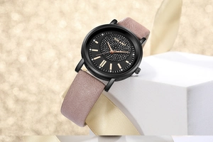 Détail d'une montre à quartz élégante avec bracelet en cuir violet et cadran étoilé scintillant