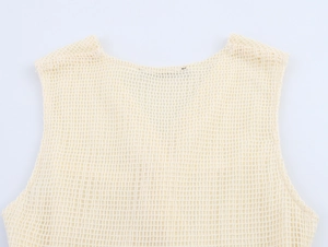 Detailansicht eines beigefarbenen Strickkleides mit feiner Netzstruktur und Maschen