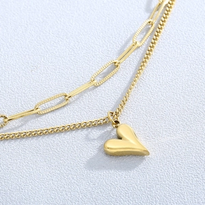 Collier double rang en acier titane doré avec pendentif cœur sur une chaîne texturée