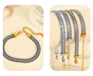 Détail du bracelet double rangée de strass bleus avec fermoir mousqueton et finition dorée