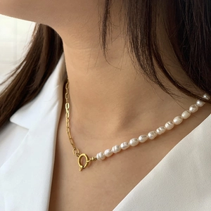 Collana vintage francese con perle d'acqua dolce e catena in acciaio placcato oro 18k