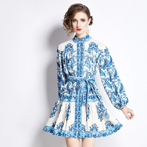 Abito corto elegante a maniche lunghe con stampa floreale blu e cintura in vita