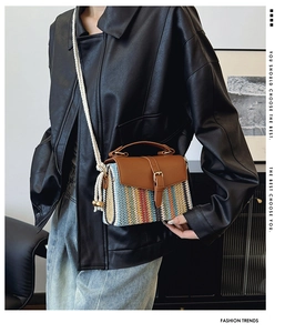 Détail du sac tissé multicolore avec rabat en cuir et bandoulière en corde blanche
