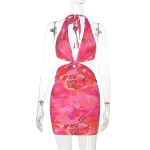 Détail de mini robe dos nu rose à fleurs avec imprimé léopard et découpe à la taille