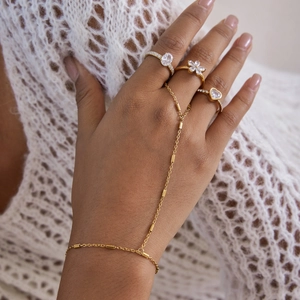 Dettaglio di anelli in acciaio inossidabile 18K e bracciale slave coordinato