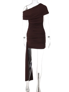 Détail de la robe moulante marron foncé avec tissu plissé et ruban latéral