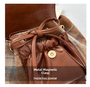 Details des Retro-Rucksacks mit Kordelzugverschluss und bronzenem Magnetdruckknopf