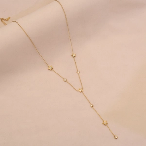 Dettaglio della collana a Y placcata in oro con zirconi cubici a stella e tondi brillanti