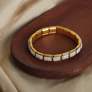 Elegante bracciale in titanio dorato con zirconi e design a maglie tipo orologio