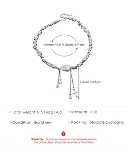 Détail du collier à perles argentées avec perle baroque, breloques étoile et croix en CCB