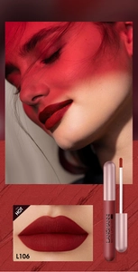 Dettaglio del gloss opaco velluto L106 con finitura rosso scuro vintage e applicatore