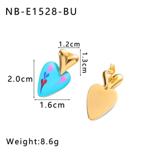 Vue détaillée des boucles d'oreilles cœur bleu avec bord doré et mesures de précision