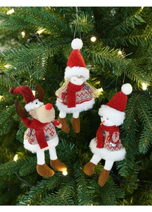 Dettaglio di addobbi natalizi in peluche con figure di Babbo Natale, renna e pupazzo di neve