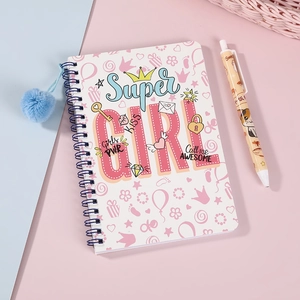 Vista detallada de cuaderno de espiral rosa con pompón y bolígrafo de gel de dibujos