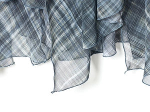 Gros plan sur le tissu en mousseline à carreaux bleu-gris avec texture de maille fine