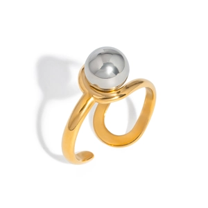 Dettaglio di un anello bicolore minimalista con perla d'argento su fascia d'oro