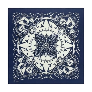 Detail eines maritimen Baumwoll-Bandanas mit Anker- und Sonnenmuster auf Marineblau