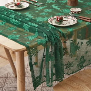 Detaillierte Spitzenstruktur mit Rentieren und Schneeflocken auf grünem Weihnachtsläufer