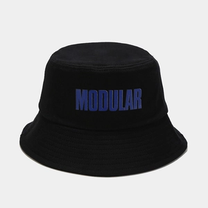 Dettaglio cappello alla pescatora nero con ricamo MODULAR blu e cuciture di qualità