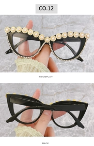 Dettaglio di occhiali da sole cat-eye con perle e strass su montatura nera di lusso
