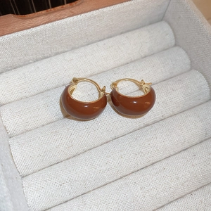 Boucles d'oreilles créoles en C de style Maillard avec émail brun en boîte à bijoux
