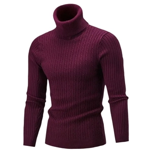 Dettaglio del maglione a collo alto bordeaux aderente con trama classica a trecce da uomo