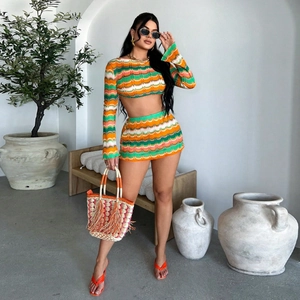 Détails de la maille d'un ensemble jupe et crop top coloré à motifs de vagues