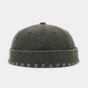 Détail du bonnet docker gris foncé délavé avec bords effilochés et texture en coton