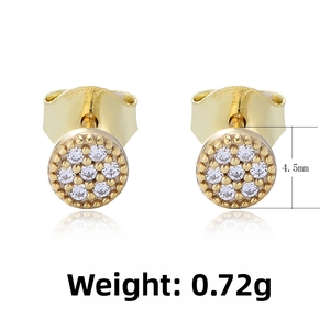 Dettaglio degli orecchini a lobo tondi in argento S925 da 4,5mm con pavé di zirconi