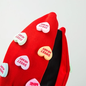 Serre-tête rouge noué avec pendentifs cœurs 3D colorés et inscriptions douces pour femmes