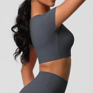 Détail du haut de yoga gris foncé brossé double face avec une coupe ajustée à la taille