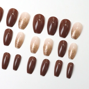 Set de faux ongles caramel et dégradé pailleté doré avec finition carrée brillante