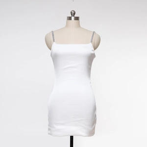 Robe moulante blanche courte avec bretelles en strass présentée sur un mannequin