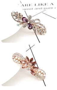 Détail de pinces à cheveux en alliage d'or rose avec nœud en cristal violet et pierres champagne