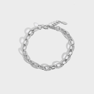 Dettaglio del bracciale a catena in acciaio inossidabile argento con chiusura a moschettone
