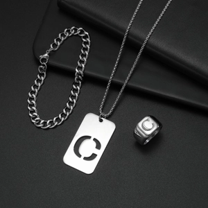 Detailansicht des silbernen Edelstahl Schmucksets mit C-Gravur und Gliederketten Design