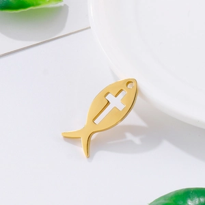 Goldener Fisch-Anhänger aus Edelstahl mit hohlem Kreuz auf weißem Keramikteller