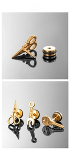 Détails de boucles d'oreilles créatives en acier doré en forme de ciseaux et de clés