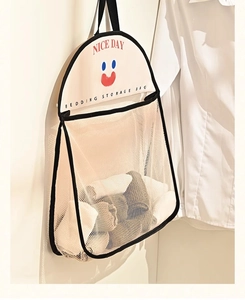 Détail du sac de rangement suspendu en filet avec imprimé Nice Day et poches en toile