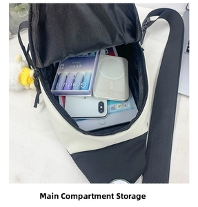 Détail montrant le grand compartiment principal du sac bandoulière enfant avec accessoires