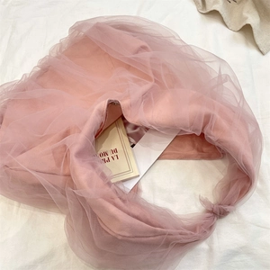 Gros plan sur les délicates couches de tulle rose et le tissu doux du sac cabas