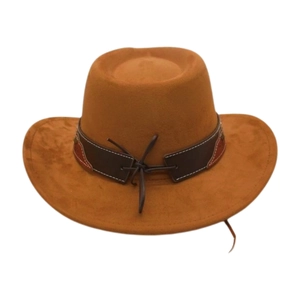 Détail d'un chapeau de cowboy marron avec bandeau en cuir et surpiqûres blanches contrastées