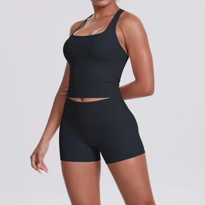 Détail de la brassière de sport et du short de yoga noir taille haute sur mannequin