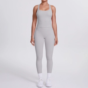 Détail d'un ensemble de yoga gris avec haut dos nageur et legging taille haute