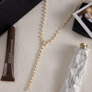 Détail du collier en Y en acier inoxydable doré 18K avec zircons blancs taille baguette