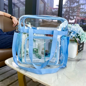 Detail der wasserdichten transparenten PVC-Reisetasche mit blauem Rand und Netztasche