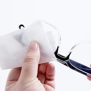 Portable disposable anti-fog wet wipes cleaning dust from transparent frame eyeglasses